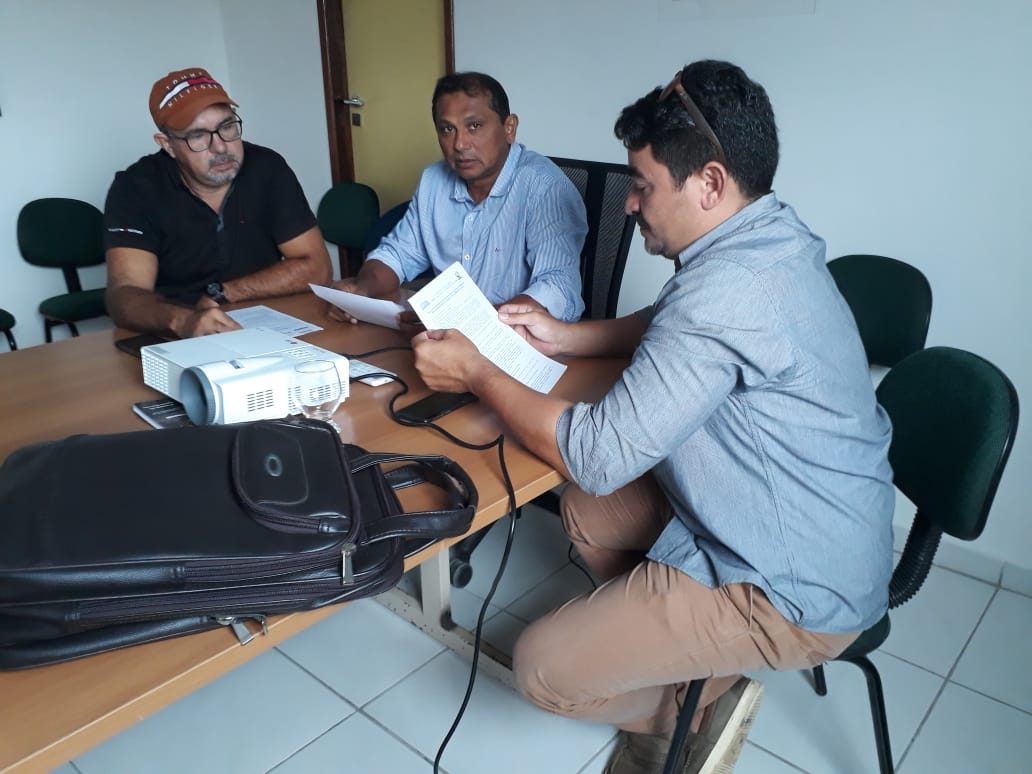 Membros da Comissão de Constituição, Justiça e Redação se reúnem