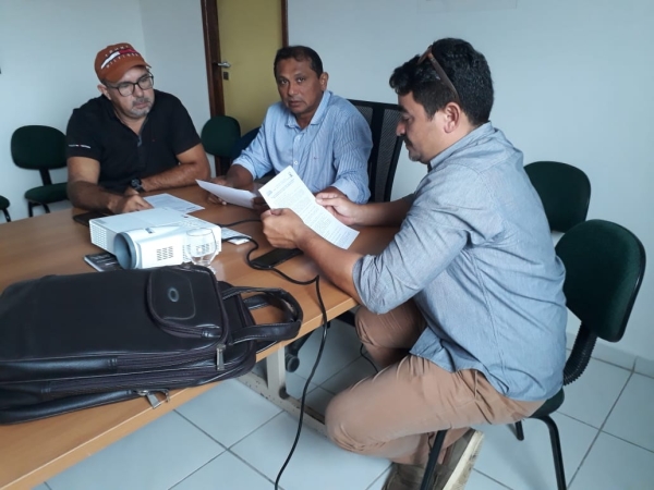 Membros da Comissão de Constituição, Justiça e Redação se reúnem