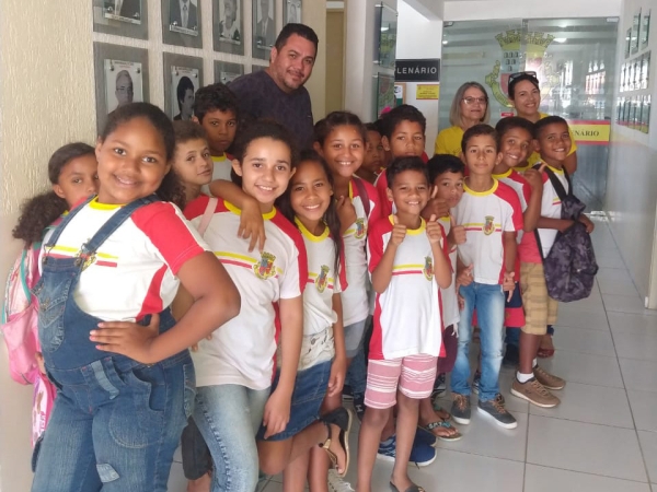 Alunos de escola municipal visitaram a Câmara nesta segunda
