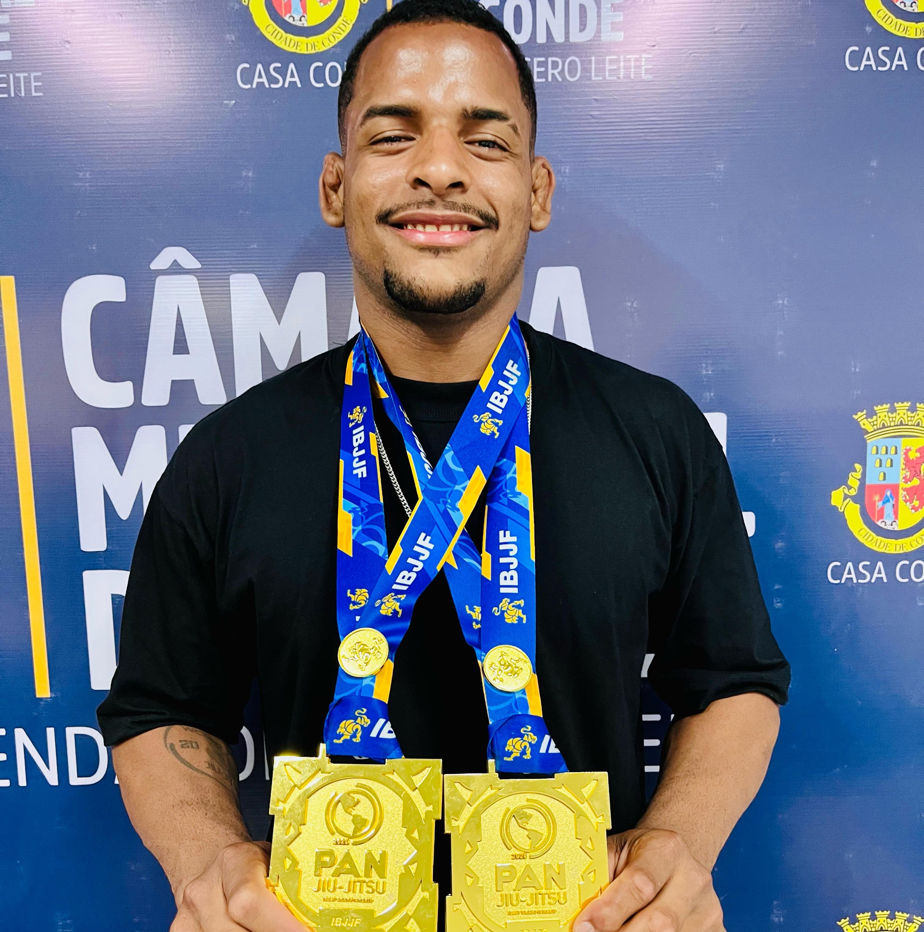 Atleta Jeffinho visita a Câmara Municipal de Conde e compartilha conquistas no Jiu-Jitsu