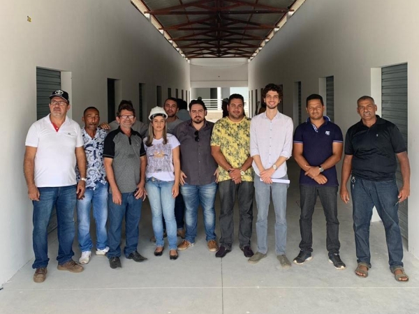 Vereadores visitam obras do Mercado Central de Conde e firmam acordo que beneficiará comerciantes