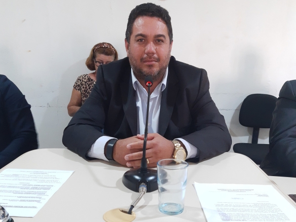 Vereador Carlos Maga Rosa apresenta requerimentos voltados à educação e esportes